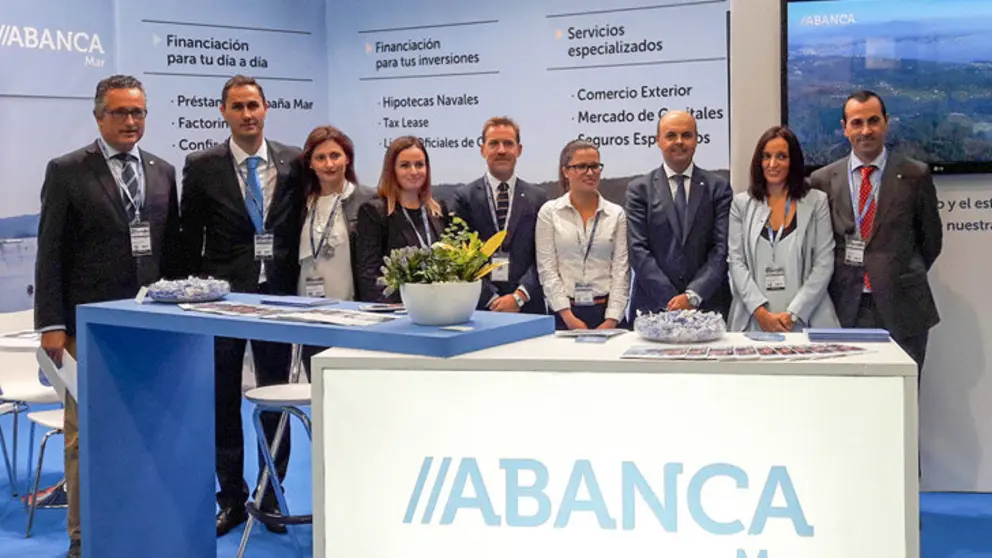 Profesionales de Abanca en el stand de Conxemar.