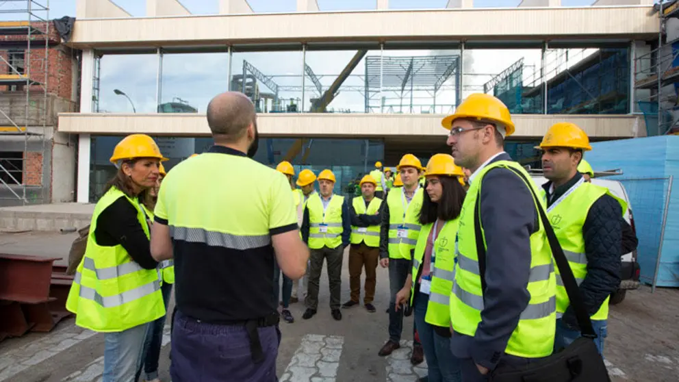 Los alumnos del Plan Inicia en su visita a las instalaciones de Finsa en Santiago.