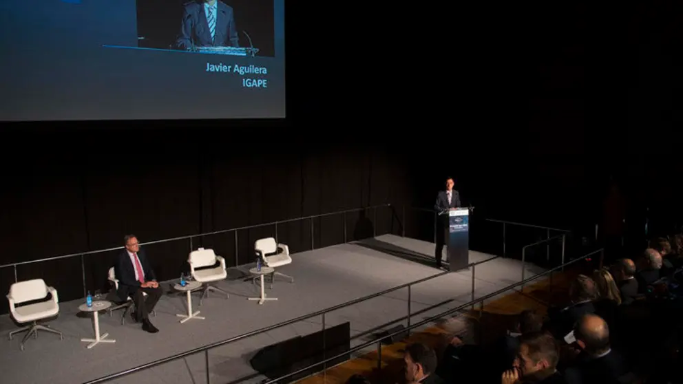 Javier Aguilera en su intervenci&oacute;n en la jornada "El mundo que viene", en el Pazo de Congresos de Santiago./X.CRESPO.