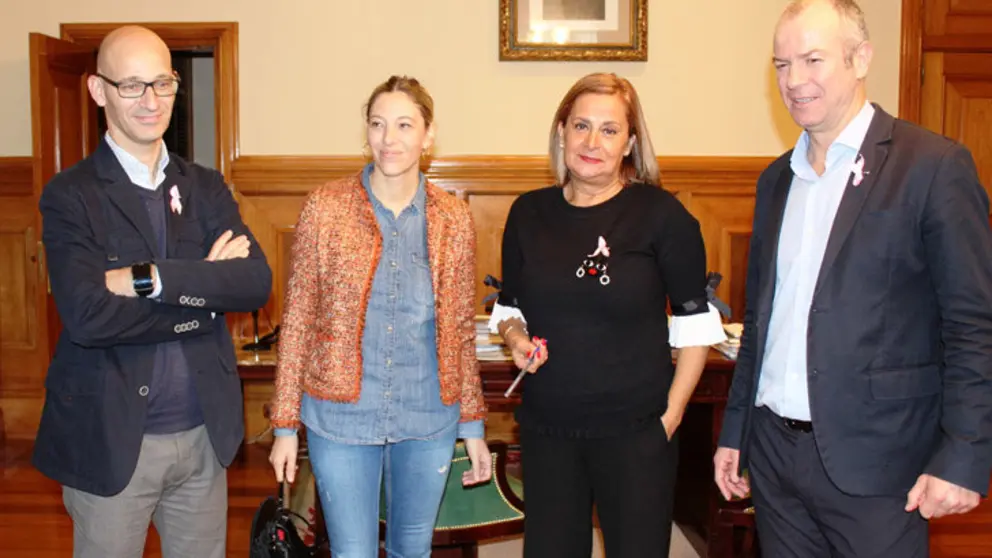 Carmela Silva con directivos de AJE Pontevedra.