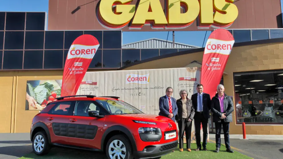 Benjam&iacute;n V&aacute;zquez, jefe de Marketing de Coren; Carmen Pe&ntilde;a, ganadora del sorteo; Diego P&eacute;rez, director de compras de producto fresco de Gadisa; y C&eacute;sar Vega, responsable de ventas de la ense&ntilde;a Gadis.