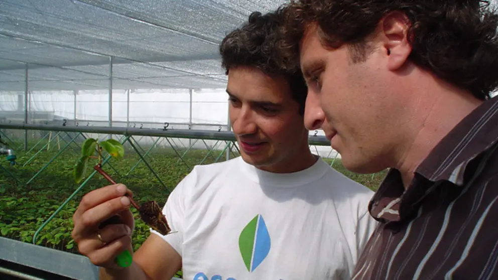 Sergio Quiroga sostiene una planta.
