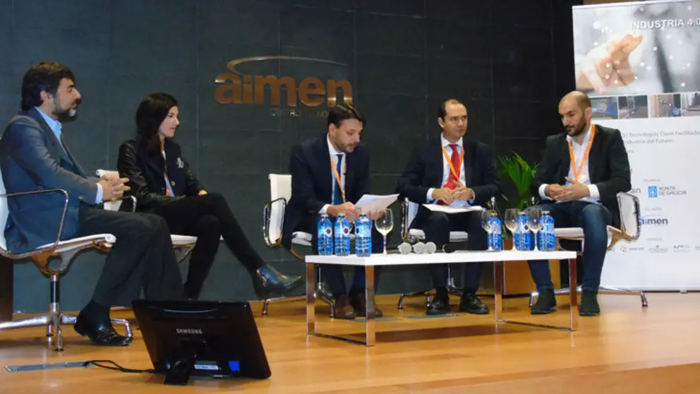 Representantes de AIMEN Centro Tecnol&oacute;gico, AFM/ADDIMAT, PSA Peugeot-Citro&euml;n y Selmark durante la celebraci&oacute;n de la mesa redonda.