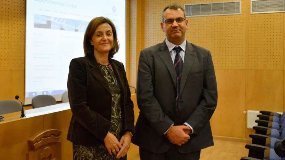 Elena Rivo y Alberto Vaquero, subidrectora de la C&aacute;tedra de la Empresa Familiar y autor de la nota, ./DUVI.