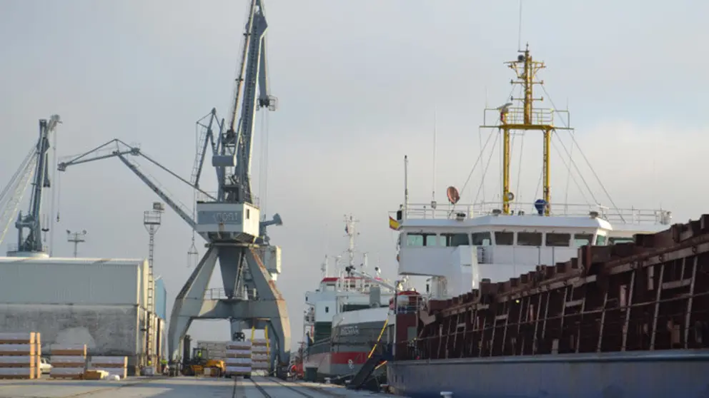Descarga de mercanc&iacute;as en el puerto comercial de Vilagarc&iacute;a de Arousa.