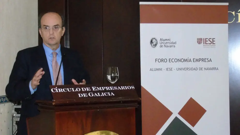 El profesor Santiago &Aacute;lvarez de Mon en su conferencia en el C&iacute;rculo de Empresarios de Galicia.