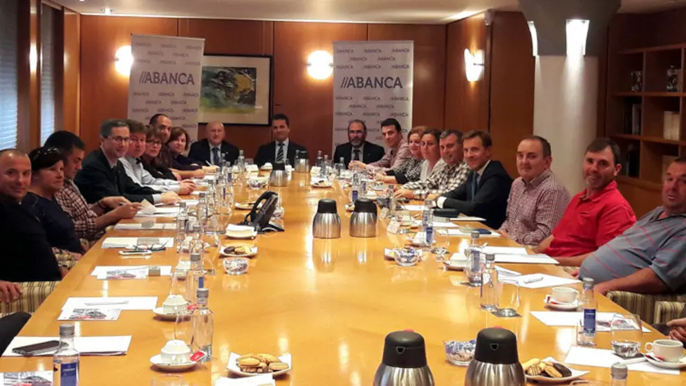 Directivos de Abanca con representantes de 16 cofrad&iacute;as.