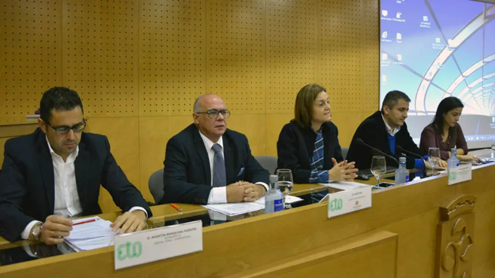 Agust&Atilde;&shy;n Marquina, Julio Vila, Elena Rivo, Guillermo Casquero e Irene Aguiar, en la mesa redonda.