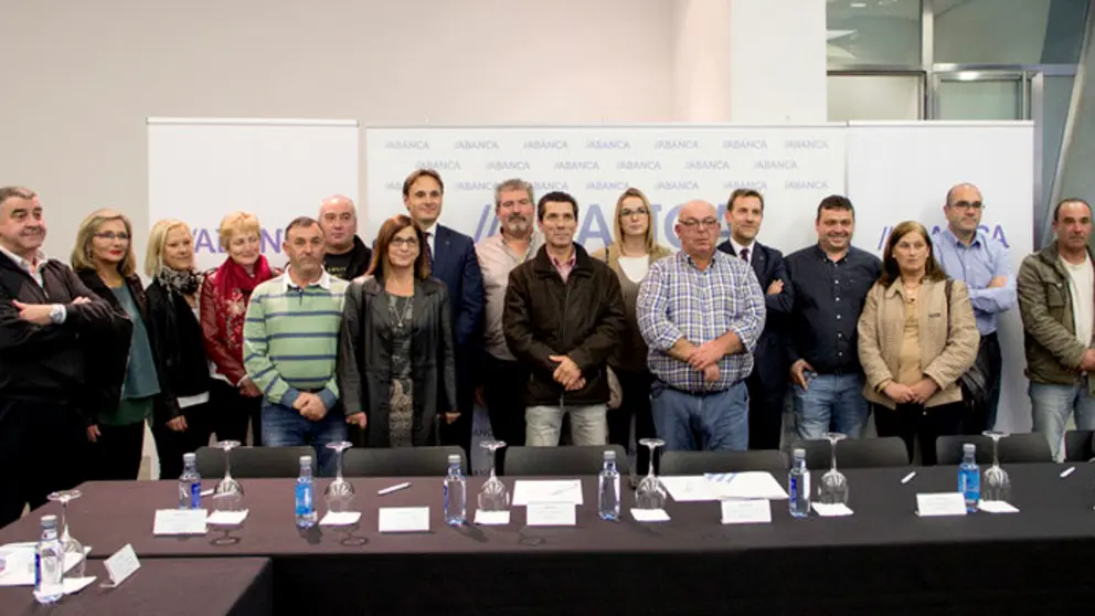 El director territorial de ABANCA en A Coru&ntilde;a (octavo por la izquierda), Gerardo Fuertes, junto a responsables de las cofrad&iacute;as.