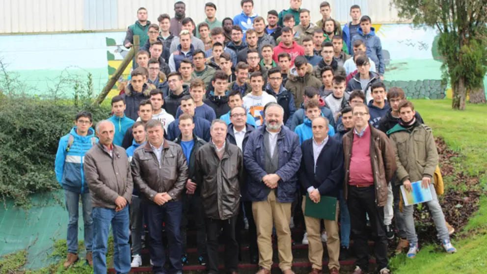 Representantes de empresas del sector de la madera con alumnos del Centro de Promoci&oacute;n Rural-EFA Fonteboa.