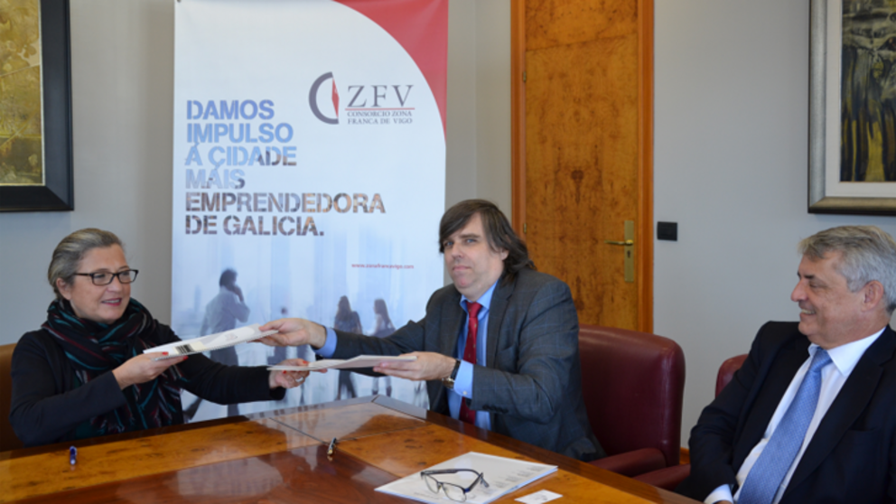 La delegada de la Zona Franca de Vigo con el responsable de la empresa