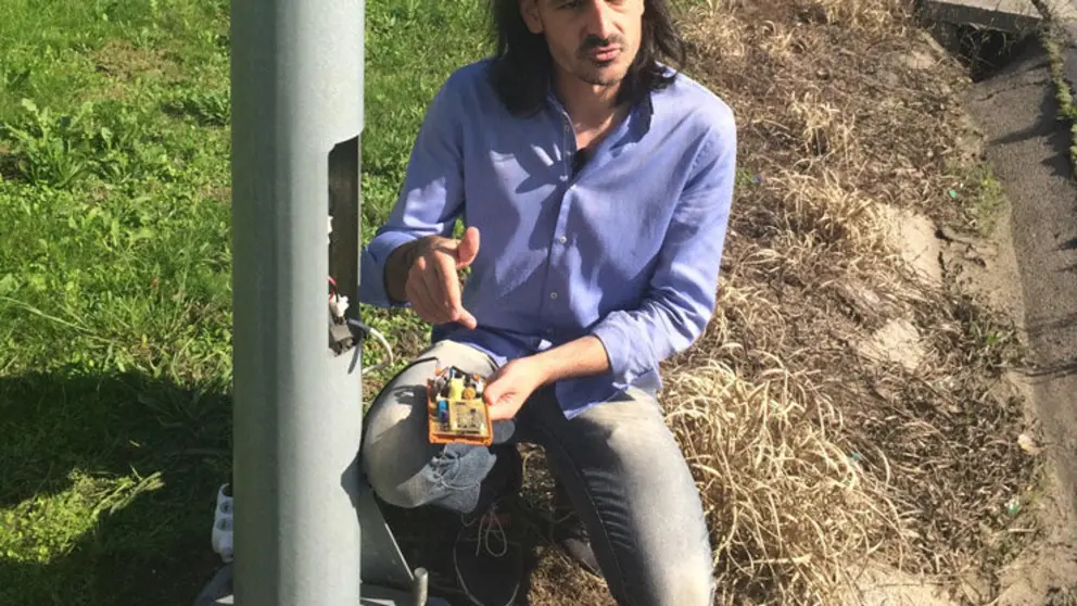 Marcos Balboa ense&ntilde;a el dispositivo de Acute Cable instalado en una farola.
