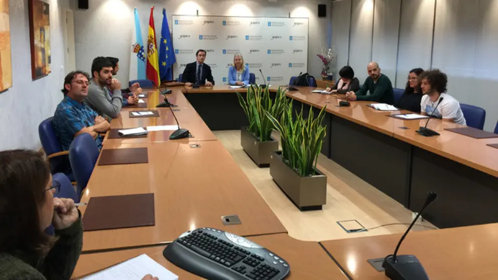 Encuentro del director del Igape con un grupo de becarios que se est&aacute;n especializando en comercio exterior.