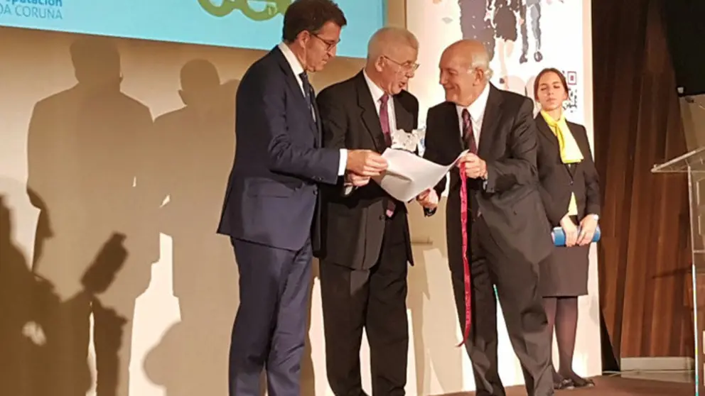 El presidente de la Xunta y el presidente de la CEC entregan el galard&oacute;n al presidente de Feiraco.