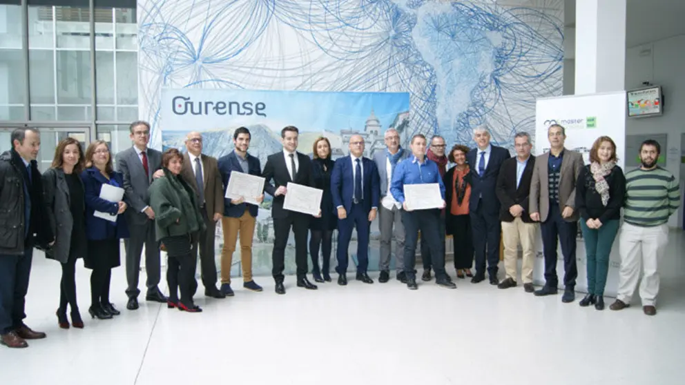 Los premiados junto a autoridades y sus tutores en la Facultad de Ciencias Empresariales de Ourense./P.L.