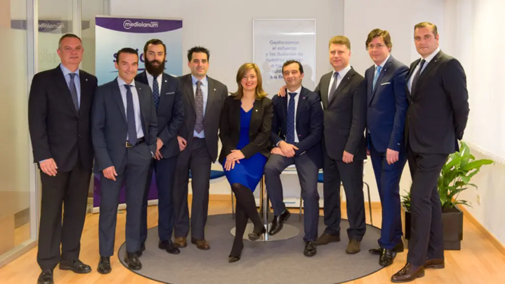 Ivonne Pousa, responsable en Galicia de Banco Mediolanum, con Family Bankers de A Coru&ntilde;a.