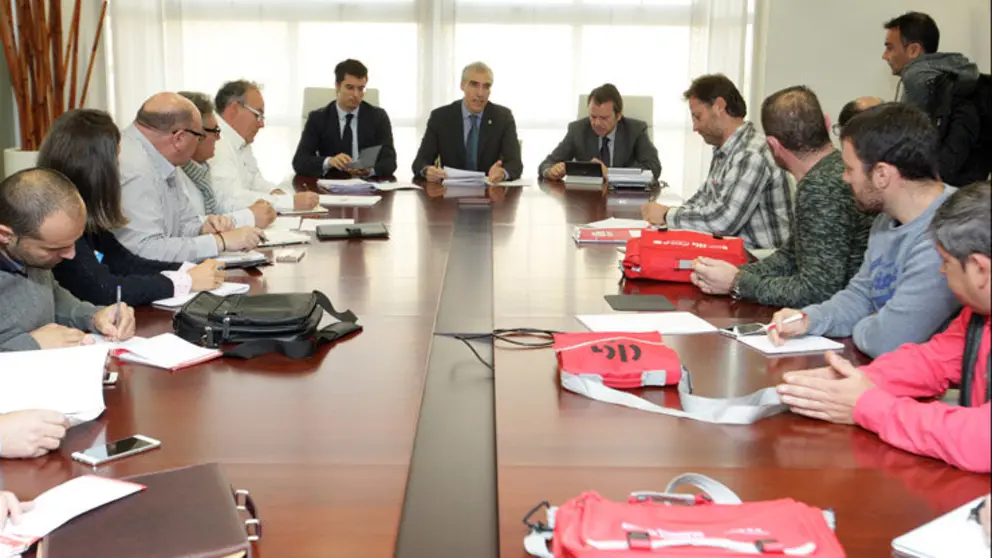 El conselleiro de Econom&iacute;a en su reuni&oacute;n con el comit&eacute; de empresa de Cee-Dumbr&iacute;a de Ferroatl&aacute;ntica./C.PAZ.