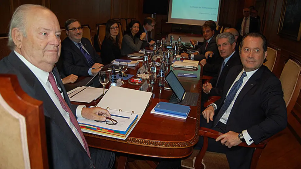 Consejo de Administraci&oacute;n de Abanca, reunido en Ourense. En primer t&eacute;rmino el presidente, Javier Etcheverr&iacute;a, o vicepresidente, Juan Carlos Escotet Rodr&iacute;guez./P.L.