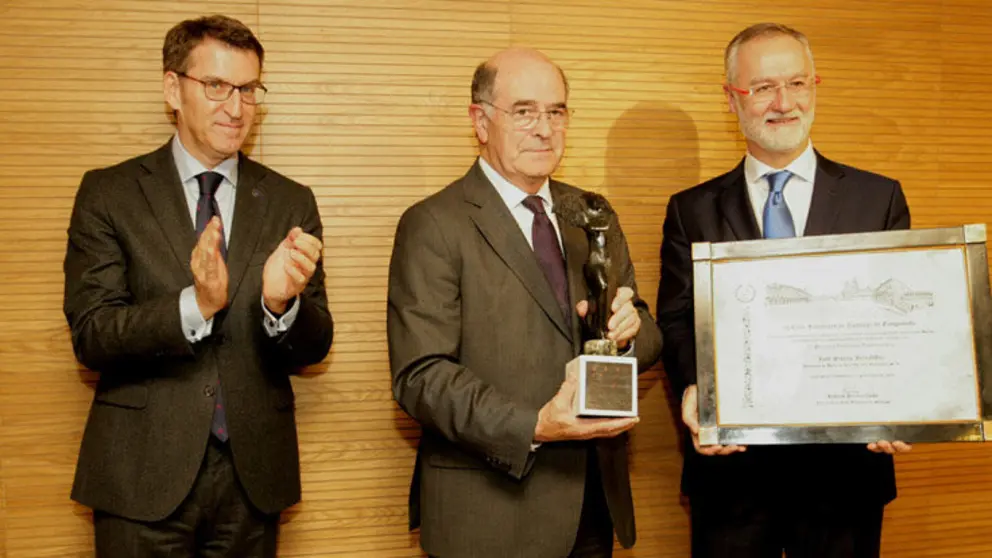 Jos&eacute; Sierra (centro) recibi&oacute; el Premio a la Excelencia Empresarial del Club Financiero de Santiago./C.PAZ.