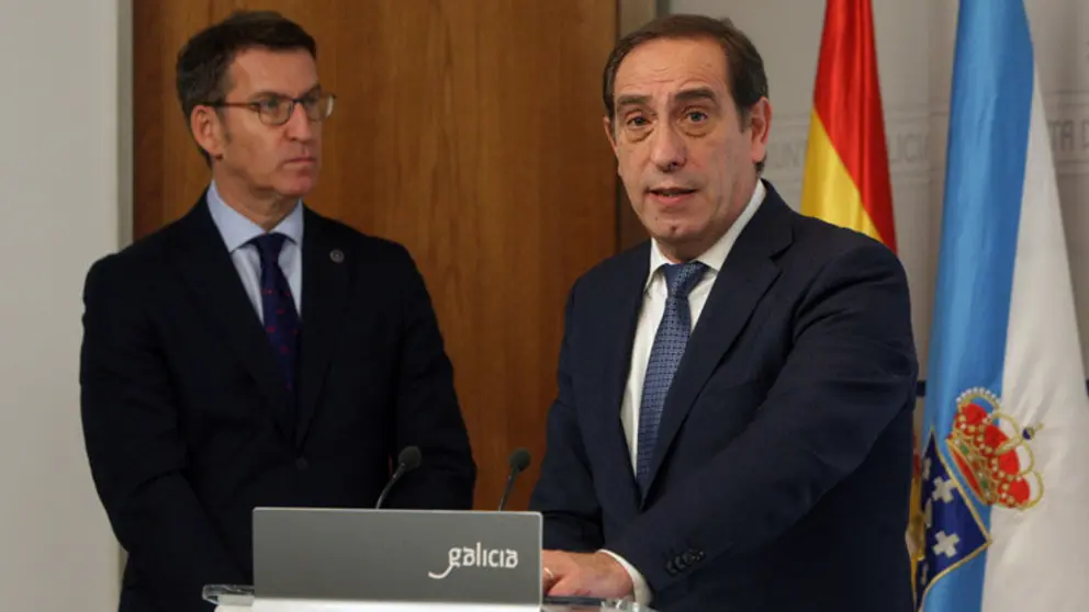 Intervenci&oacute;n del conselleiro de Facenda en la rueda de prensa del Consello, ante el presidente de la Xunta./C.PAZ.