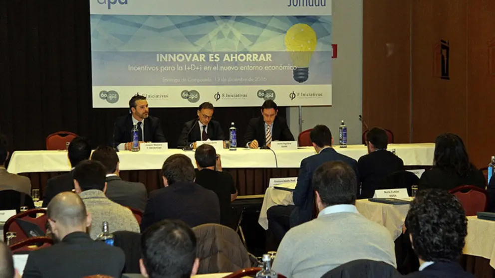 El director del Igape, Javier Aguilera, particip&oacute; esta ma&ntilde;ana en Santiago en la jornada Innovar es ahorrar, organizada por la APD./L.POLO.