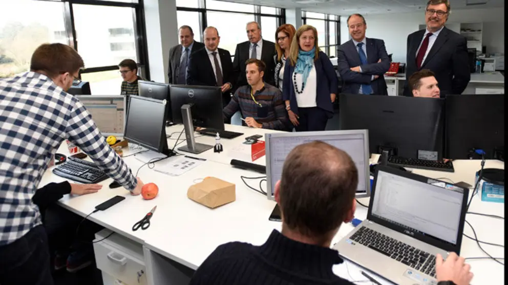 Miembros del Patronato de la Fundaci&oacute;n CINAE conocen al equipo de investigadores de las instalaciones de Porto de Molle./