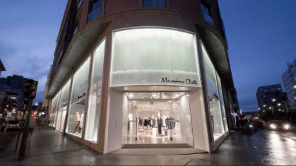 Fachada de la nueva tienda Massimo Dutti en A Coru&ntilde;a./INDITEX.