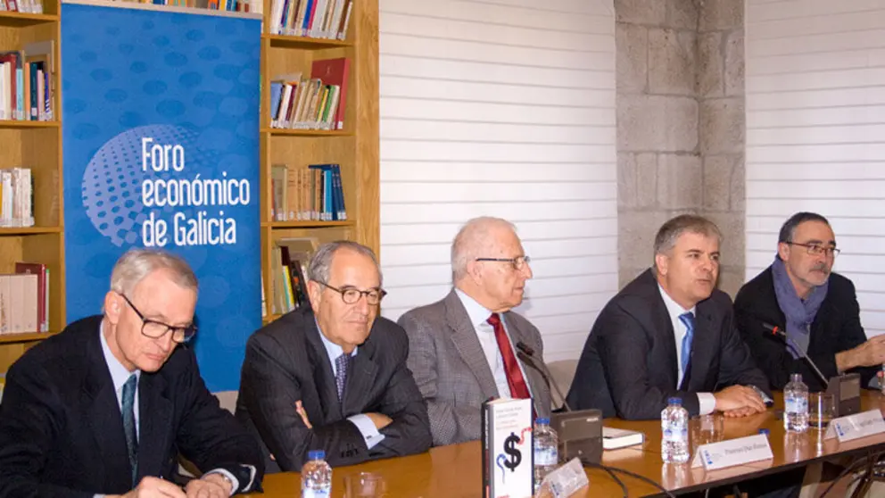 Ant&oacute;n Costas, Emilio P&eacute;rez Nieto, Francisco D&iacute;az Fierros, Santiago Lago Pe&ntilde;as y Xos&eacute; Carlos Arias, en la presentaci&oacute;n del libro.