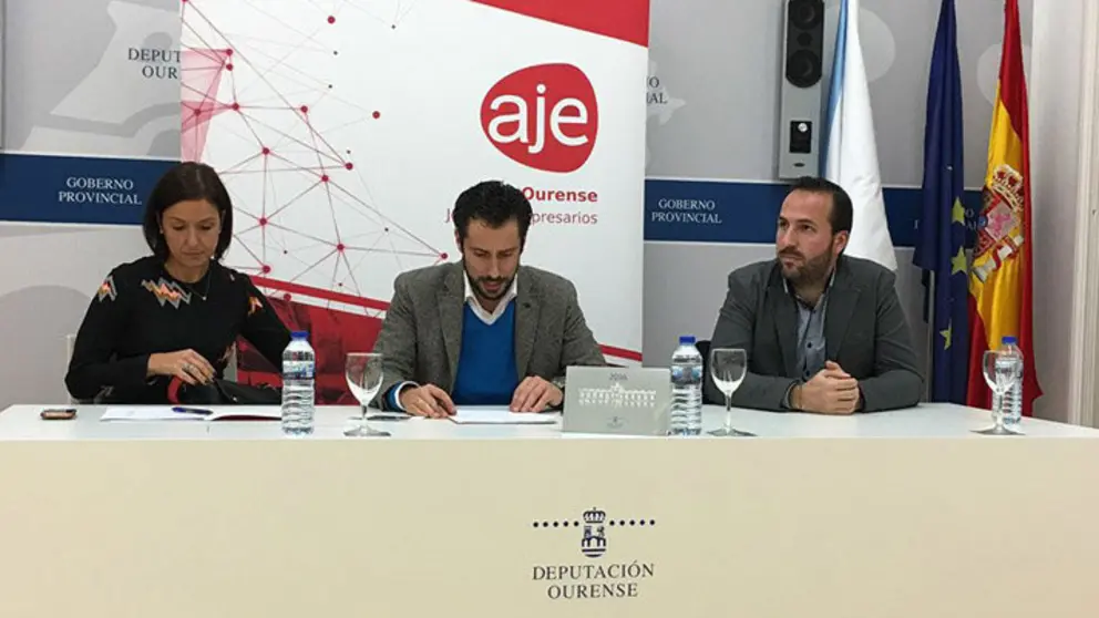 Directivos de AJE Ourense en su junta anual./FACEBOOK AJE.