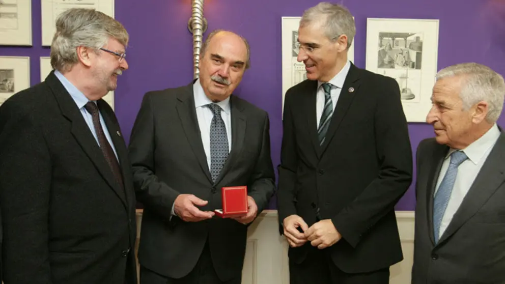 Jos&eacute; Mar&iacute;a Arrojo recibiendo la Medalla de Honor de la Uni&oacute;n de Profesionales de Galicia.