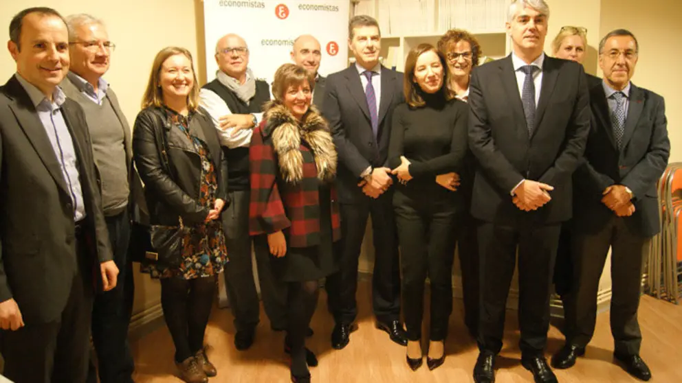 Junta directiva del Colegio de Economistas de Ourense, acompa&ntilde;ada del presidente del Consello Galego de Economistas./P.L.