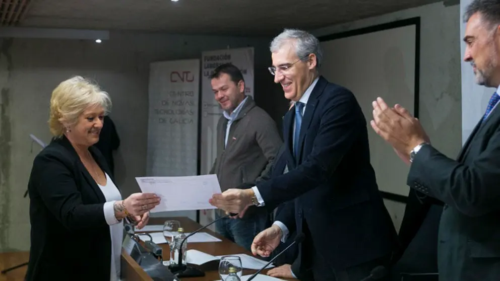 Unha entrega de diplomas de cursos de formaci&oacute;n para persoas desempregadas./X.CRESPO.
