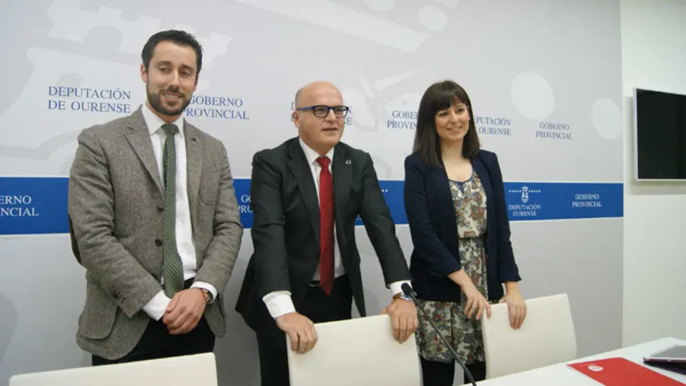 Lois Babarro, Manuel Baltar y Carmen Jos&eacute; L&oacute;pez en la presentaci&oacute;n de los VI Premios AJE Galicia./P.L.