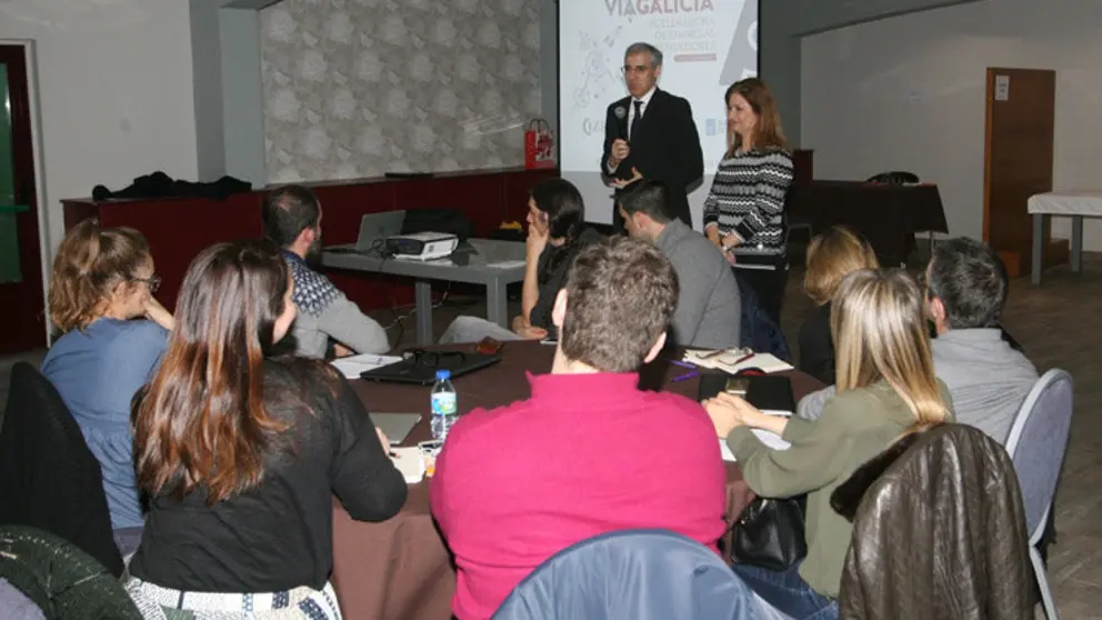 Francisco Conde y Teresa Pedrosa con los participantes de V&iacute;aGalicia Lugo en Pant&oacute;n./T.PARGA
