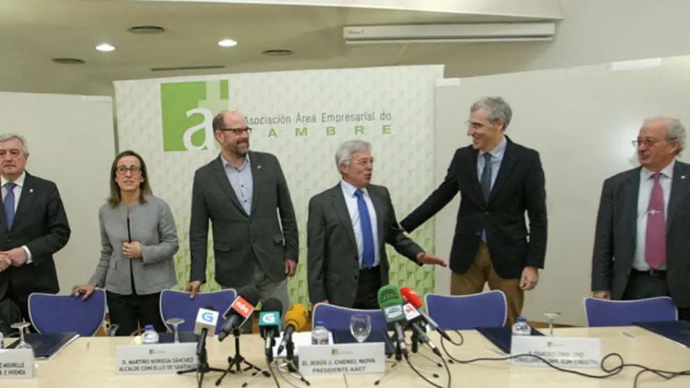 Via&ntilde;o, V&aacute;zquez, Noriega, Chenel, Conde y  firmaron el acuerdo por la reindustrializaci&oacute;n de Santiago./C.PAZ.