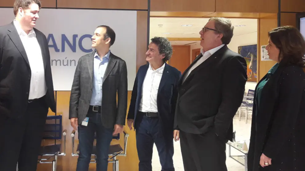 Representantes de Microsoft y Abanca en la presentaci&oacute;n de las jornadas.