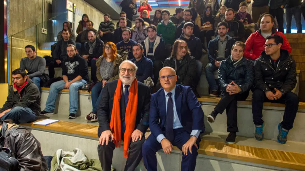 Fernando Bay&oacute;n y Manuel Baltar con los participantes en el primer curso formativo, en La Molinera, Ourense. /A.PAZ.