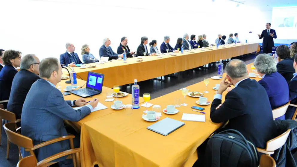Jornada sobre "Planificaci&oacute;n del futuro en la empresa familiar" celebrada en el Club Financiero Atl&aacute;ntico. /M.FUENTES
