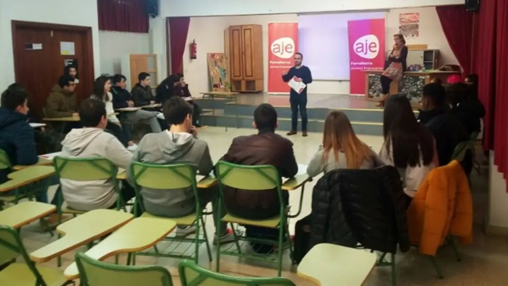 Actividad de emprendimiw en el IES de Ortigueira organizada por AJE Ferrolterra.