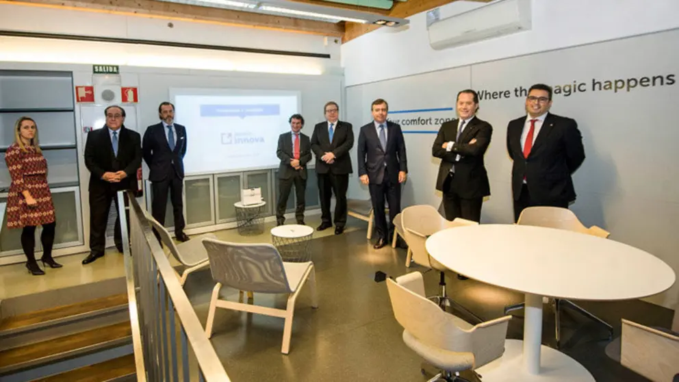 Visita de directivos al centro neur&aacute;lgico de Abanca Innova en el pol&iacute;gono de Pocomaco, A Coru&ntilde;a.