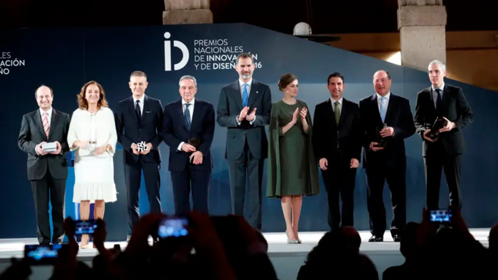 Francisco Conde (der.) junto a los Reyes de Espa&ntilde;a y el resto de premiados./Casa de S.M. el Rey.