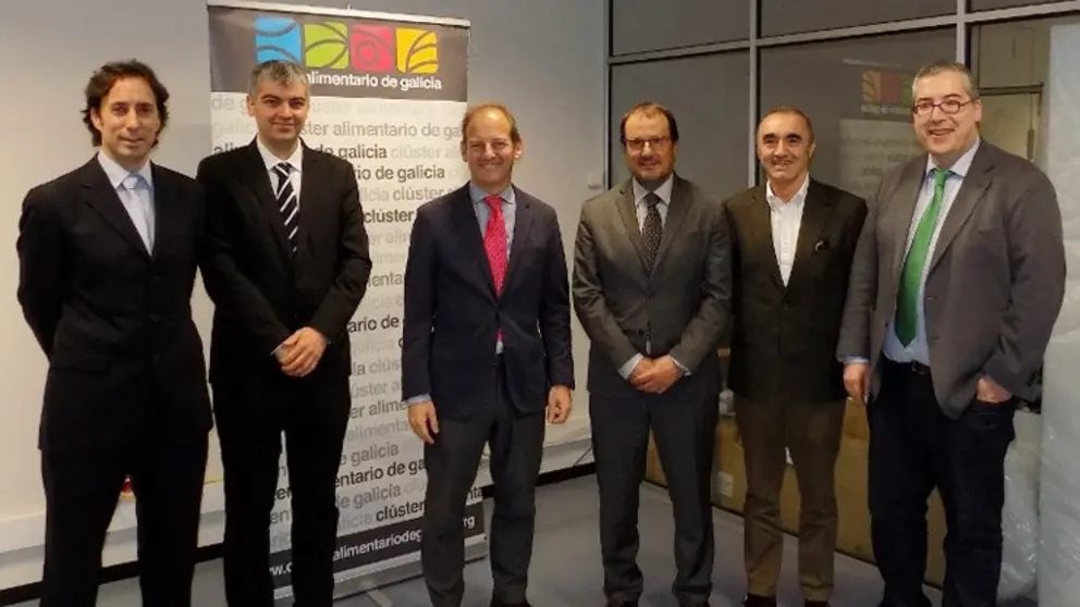 Cividanes con los representantes del Clusaga.