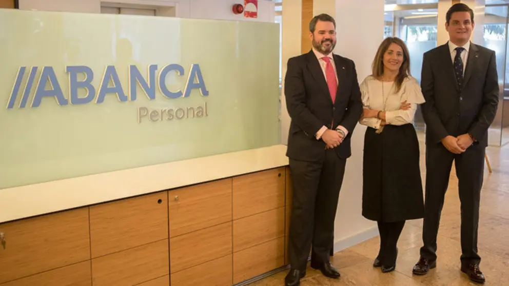 Luis Beraza, director de Negocio Espa&ntilde;a de ABANCA, M&oacute;nica V&aacute;zquez, directora de ABANCA Personal, y Manuel Nogueira, director de Banca de Particulares.