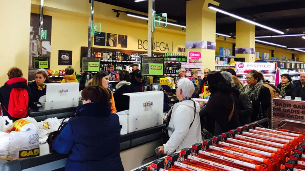 Clientes en el nuevo supermercado Gadis de O Barco.