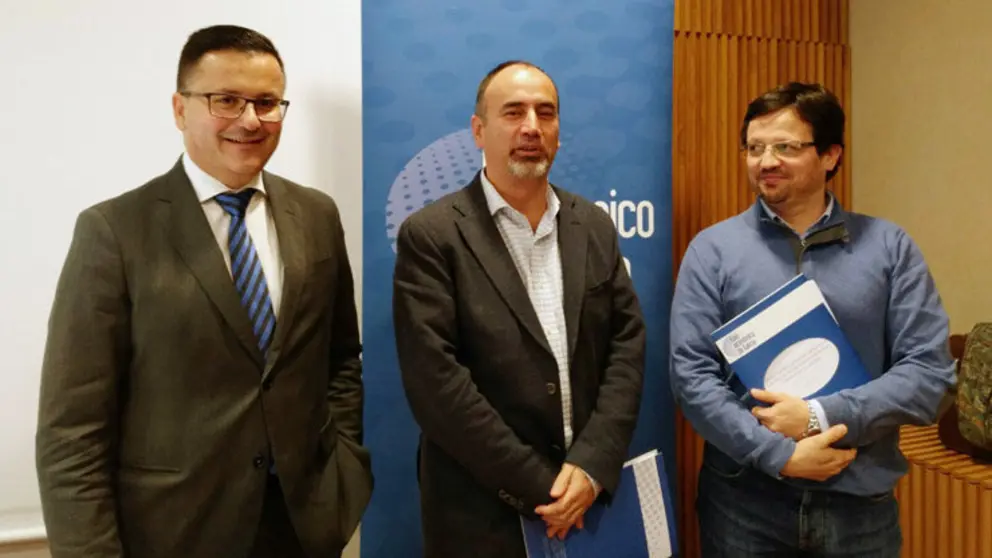 El empresario os&eacute; Gonz&aacute;lez (Casal de Arm&aacute;n), Melchor Fern&aacute;ndez (USC) e David Pe&oacute;n (UDC) en la presentaci&oacute;n del trabajo del Foro, en Santiago.