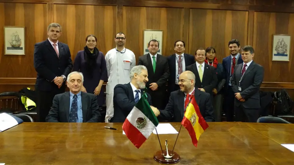 Firma de la entrega del buque hotel a Petr&oacute;leos Mexicanos por parte de Navantia.