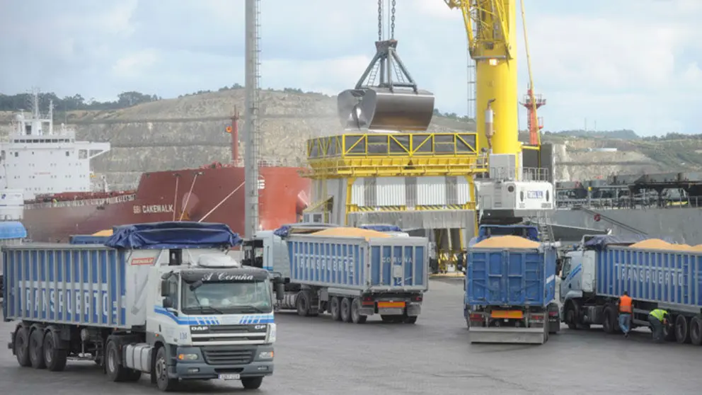 Movimiento de mercanc&iacute;as en el Puerto Exterior de A Coru&ntilde;a.