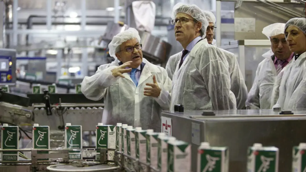 Feij&oacute;o con directivos de la cooperativa l&aacute;ctea Clun en sus instalaciones de Ames.