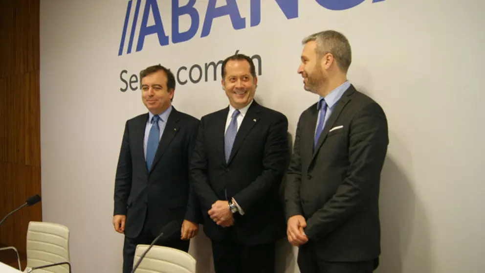 El el consejero delegado de Abanca, Francisco Botas, el vicepresidente, Juan Carlos Escotet, y el director financiero, Alberto de Francisco./P.L.