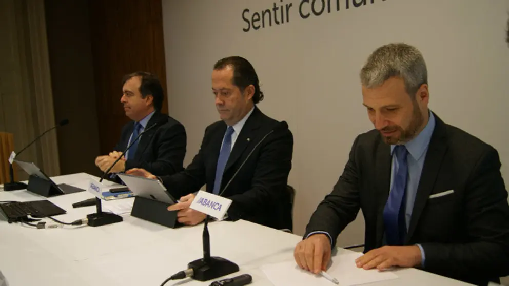 Botas, Escotet y de Francisco en la presentaci&oacute;n de resultados de Abanca en Santiago./P.L.
